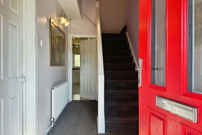 28, Lawnswood Rise, Wolverhampton photo 2
