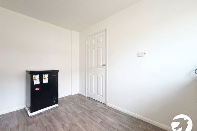 24, Walmer Gardens, Kent photo 5