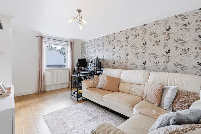 74 Cefn Close, Pontypridd photo 4