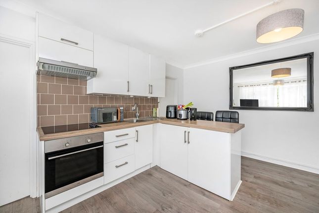 Flat 7, Wye Court, 9, Malvern Way, London photo 3
