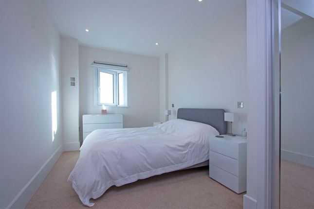 Flat for sale in Brewhouse Lane, London