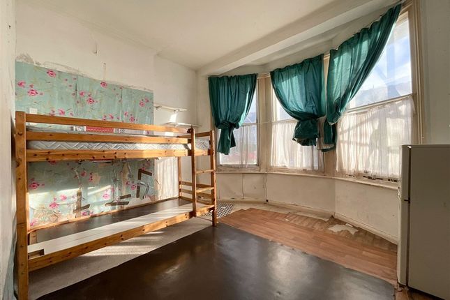 1-bed flat on Alexandra Road, Worthing, £125,000