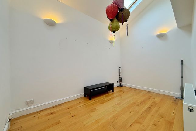 4, Langford Close, Acton photo 4