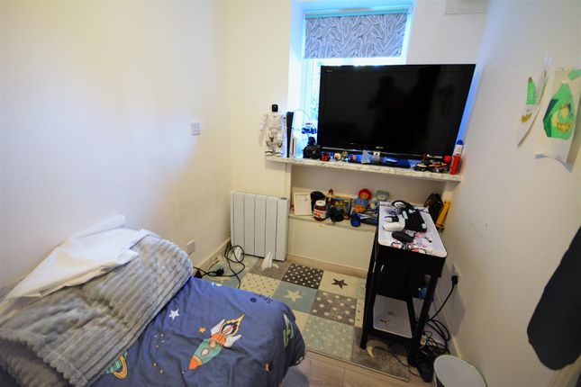 34, Donald Woods Gardens, Surbiton photo 5
