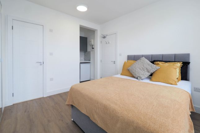 16, The Meadow Way, Harrow photo 4