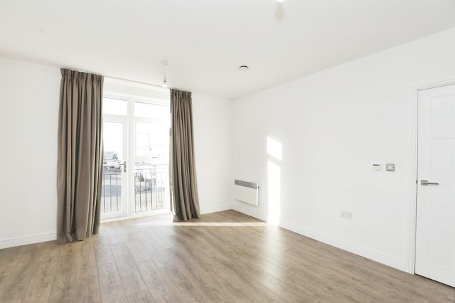 Flat for sale in The Railings, Woodside Park, Rugby