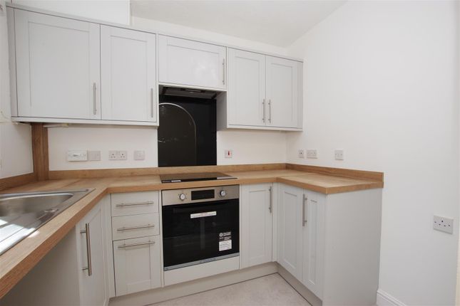18, Thetford Way, Swindon photo 4