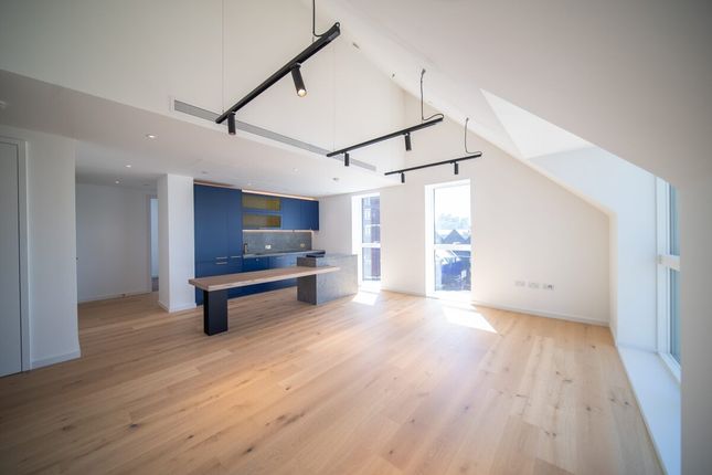 Thumbnail Flat for sale in Orchard Place, London
