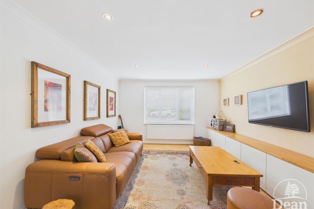 17, Grove Park, Lydney photo 3
