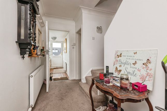 10, West Lodge Crescent, Huddersfield photo 2
