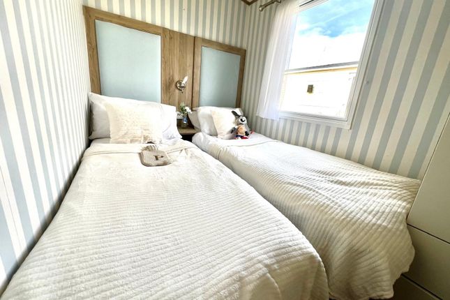 6, Dovercourt Holiday Park, Harwich photo 4