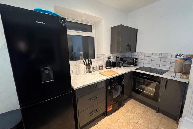 7, Park Grove, Bradford photo 3