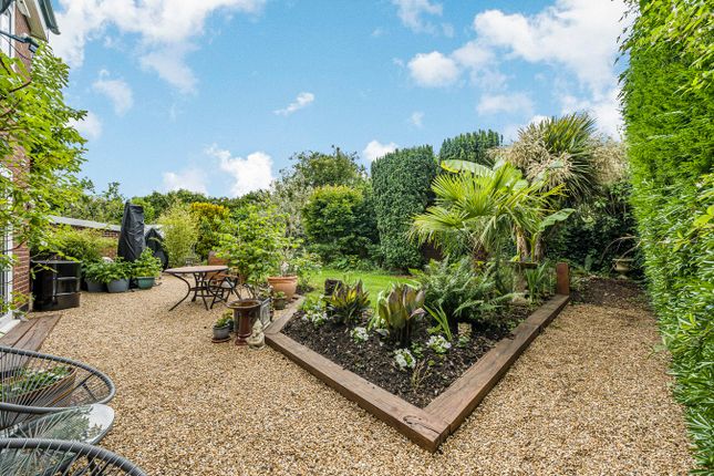 25, Durrell Way, Shepperton photo 4