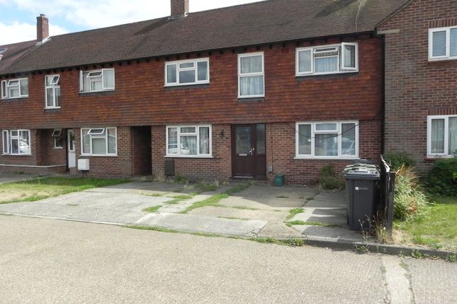 Room to rent in Yew Tree Drive, Guildford, Surrey