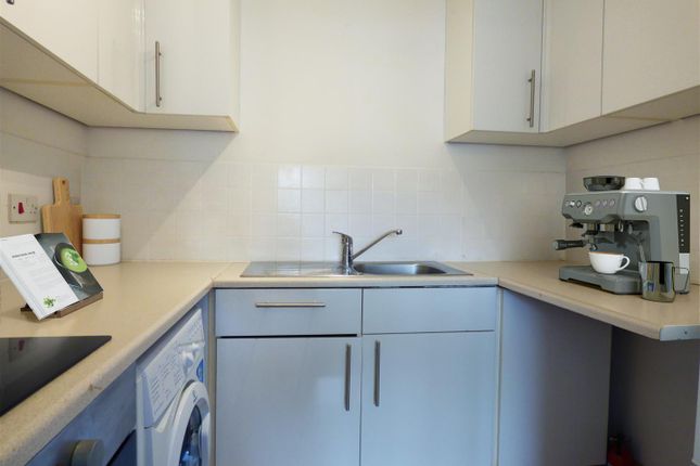 Flat 6,, Hastingwood Court, Ongar photo 5