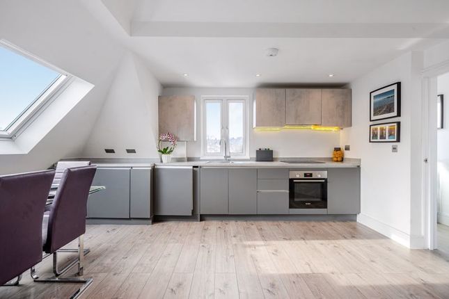 Flat 5, 32, Hartley Down, Purley photo 2