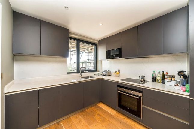 61, Hawthorne Crescent, London photo 4