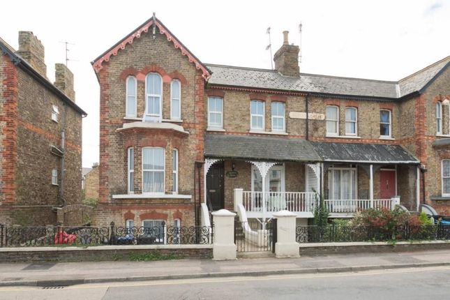 Flat to rent in Beatrice Road, Margate