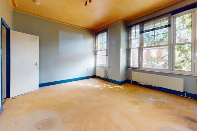 Flat A, 82 Midmoor Road, London photo 2