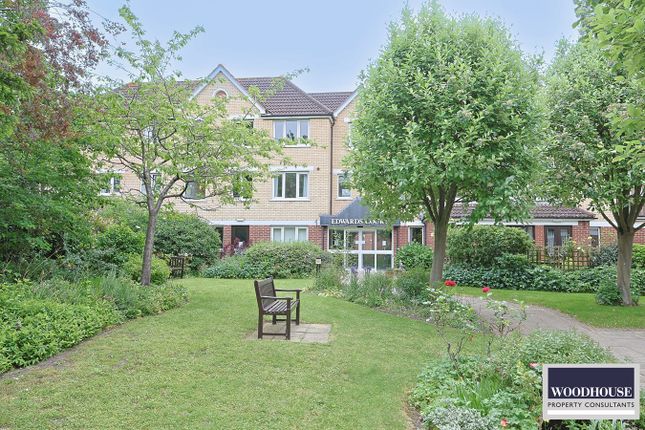 Thumbnail Flat for sale in Turners Hill, Cheshunt