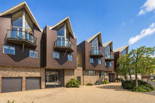 13 Dolphin Yard, Maidenhead Street, Hertford photo 2