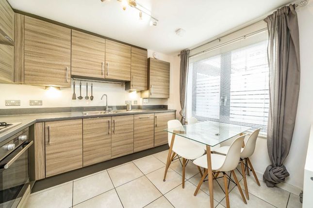 Flat 7, Hollyfield, Pooles Park, London photo 3