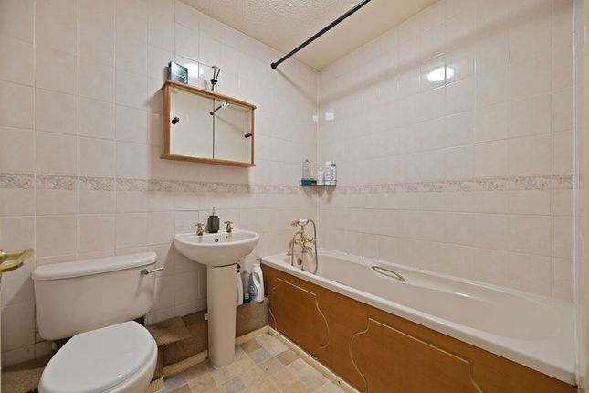 21 Cherry Court, Uxbridge Road, Pinner photo 4
