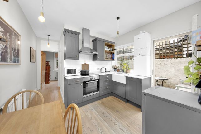 Flat for sale in Linscott Road, London