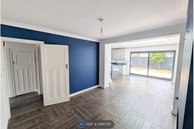 Tamarisk Avenue, Reading photo 4
