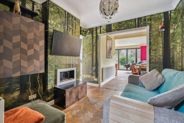 9, Wood Lane Close, IVER photo 2