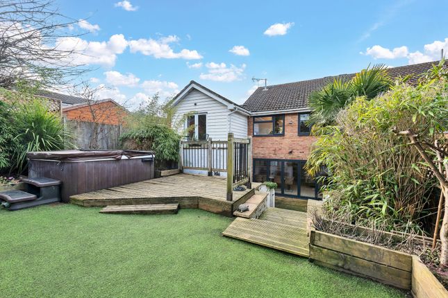 6 Valley Rise, Royston photo 3