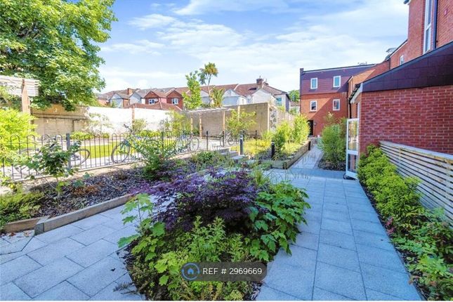 Flat, Bevois Valley Road, Southampton photo 2