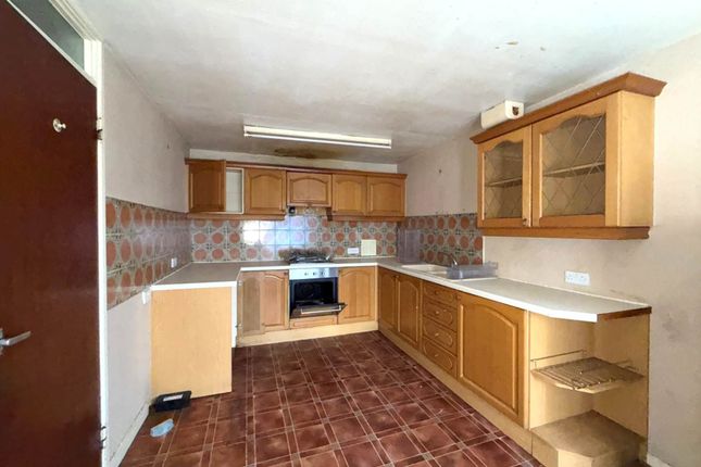 33, St Martins Close, Erith photo 4