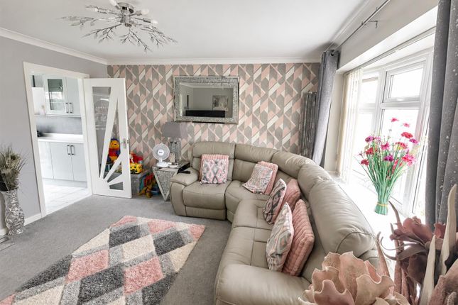 4, Clos Vernon Watkins, Swansea photo 3