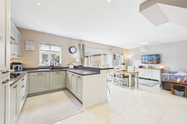 27 The Timbers, Halling, Rochester photo 2