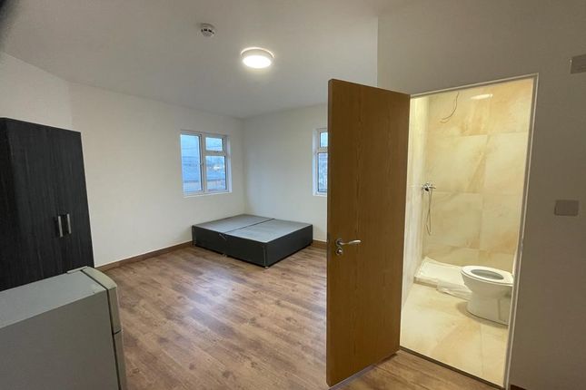 Room to rent in Montagu Road, London