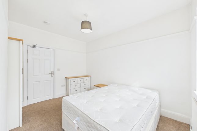 Room 3, 98, Upper Brighton Road, Lancing photo 2