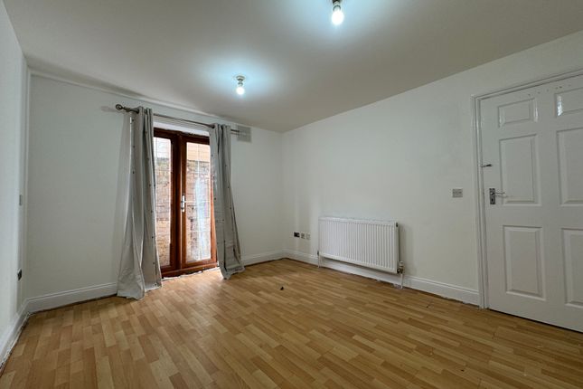 2-bed flat on Flat 8, Farley House, Farley Drive, Ilford, £1,900/mo