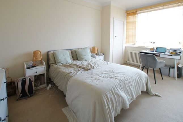 Flat to rent in Balham High Road, London