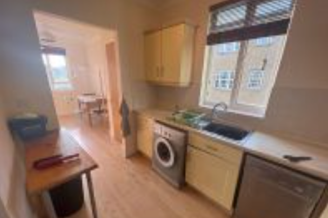 Flat to rent in Holly Street, London