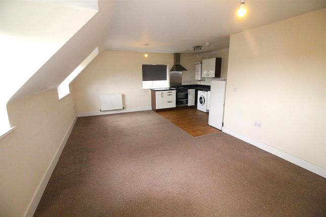 Flat to rent in Prospect Park, Valley Drive, Rugby