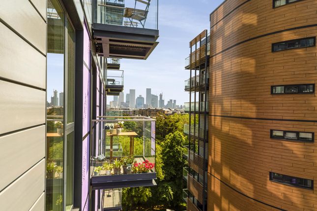 Flat to rent in Park Vista Tower, 21 Wapping Lane, London