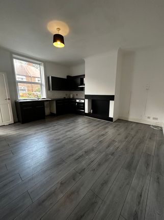 59 Carlinghow Lane, Batley photo 3