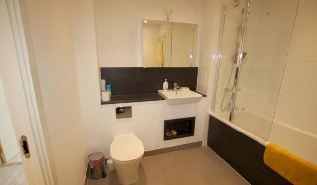Flat for sale in Chamberlain Court, London