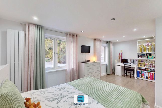 34 Seton Gardens, Dagenham photo 4