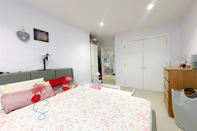 Flat for sale in Woodford Road, Watford