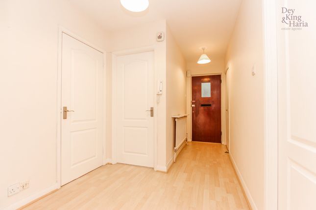 16, Crakers Mead, Watford photo 2