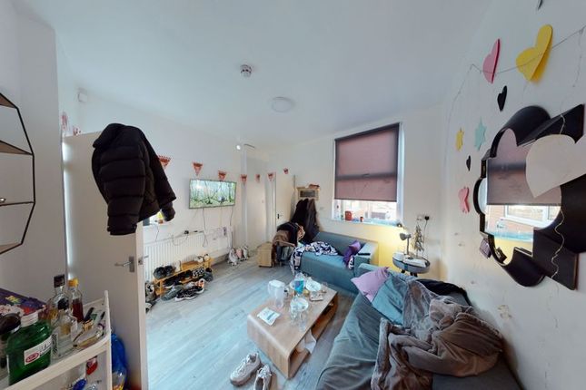 4-bed terraced on Raven Road, Leeds, £2,040/mo