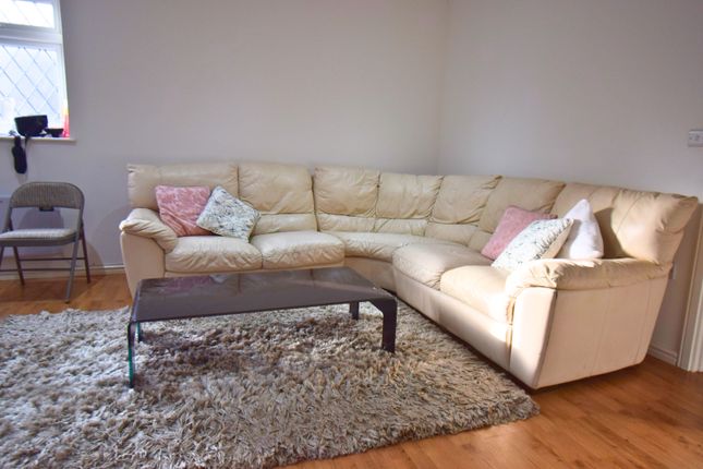 Studio flat on Long Lane, Uxbridge, £1,300/mo