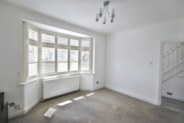 4 Greenstead Gardens, Woodford Green photo 3
